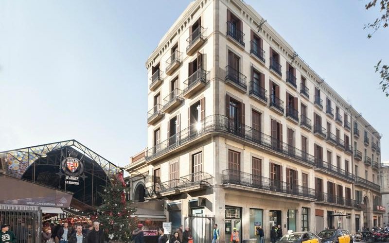 Fachada del hotel y mercado de la Boquería