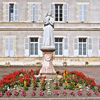 Statue de Bernadette à l'entrée de la chapelle