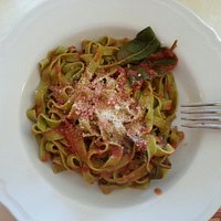 Tagliatelle spinaci e borragine al pomodoro e basilico.