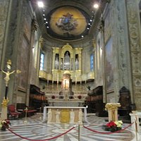 Altare maggiore e coro ligneo