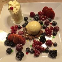 frutti di bosco con gelato vaniglia e panna alla vaniglia