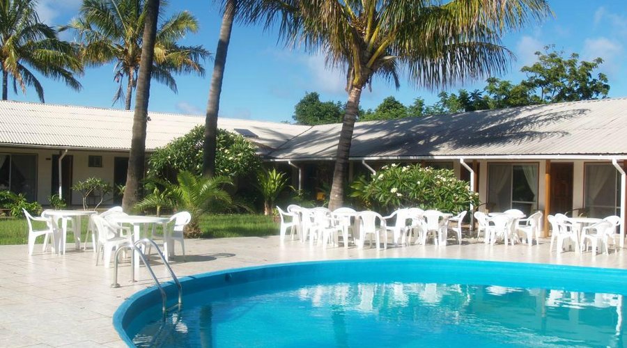 Poolbereich, Hintergrund im Flachbau die Zimmer