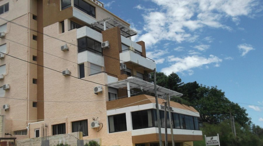 el hotel apoyado en las laderas del cerro