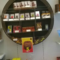 Dentro da loja tem opções de presentes
