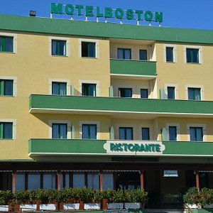 Motel Boston in Silvi Marina, image may contain: Hotel, Resort, Inn, Hospital