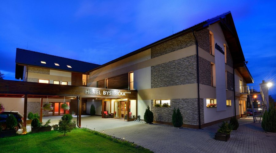 Nočný pohľad na Hotel Bystrička***