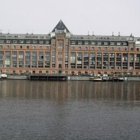 De Graansilo's omgebouwd tot apprtementen en kleine bedrijfjes .