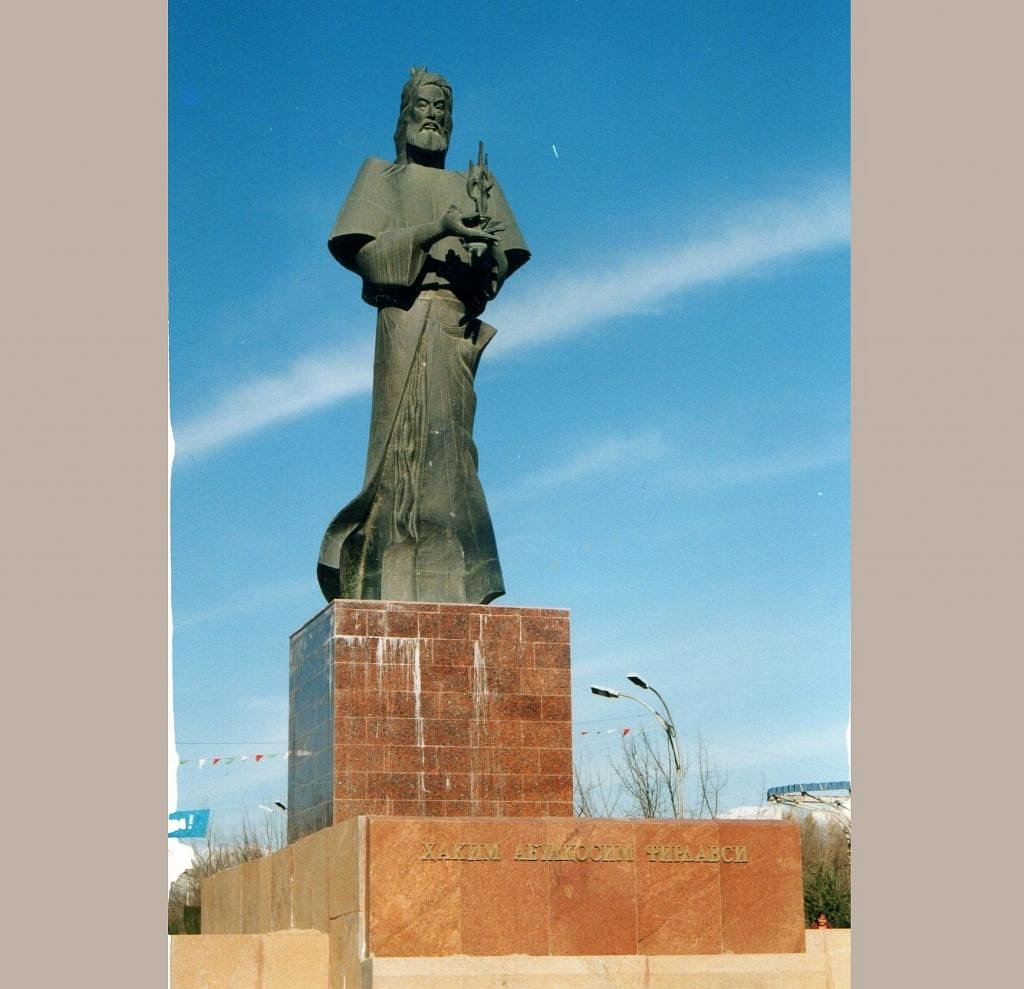 Памятник душанбе. Фирдоуси памятник. Фирдоуси памятник в Таджикистане. Памятник Фирдовси в Таджикистане. Душанбе памятники.