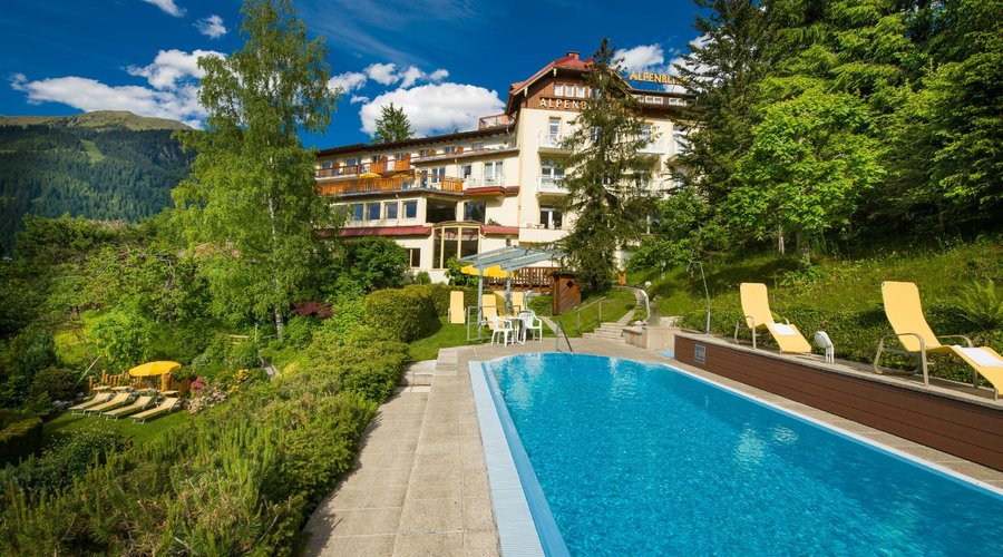 Pool, Garten und Hotelansicht