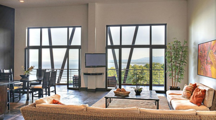 Penthouse Living Room Area / Área de Sala de Estar del Penthouse