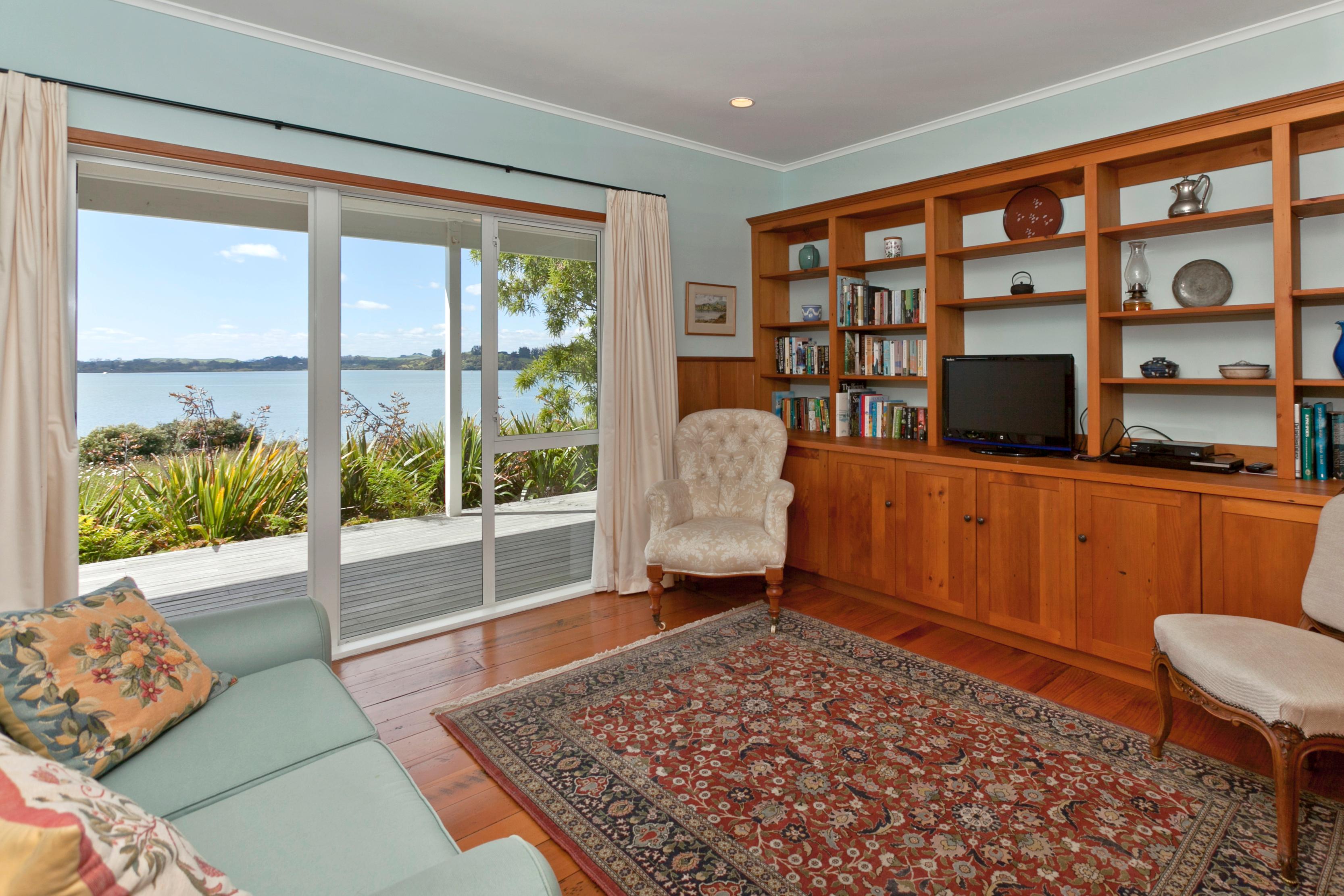 FERNBROOK BEACHFRONT COTTAGE & APARTMENT ACCOMMODATION - Reviews, Photos