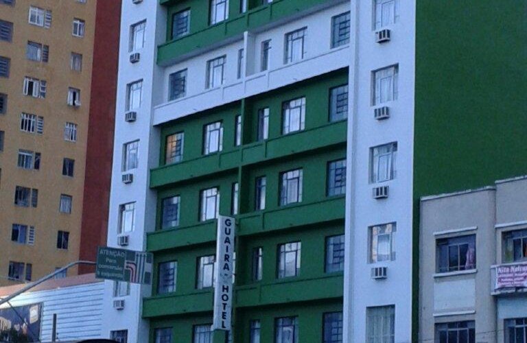 Frente do hotel visto da rua