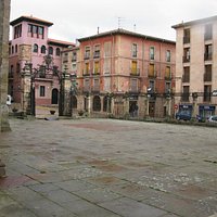 Patio acceso a la catedral