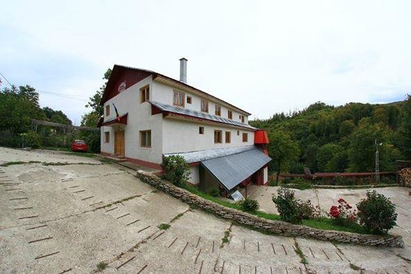 Vedere exterioara Pensiunea Tara.