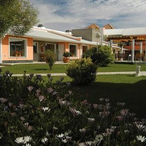JARDINES FRENTE A LA PISCINA CUBIERTA, LOS LOFT Y TRIPLES.