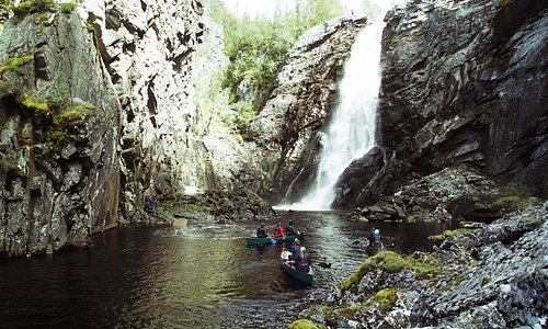 Visit the beautiful waterfall, "Brudsloret", by canoe, SUP, hiking or zipline and climbing