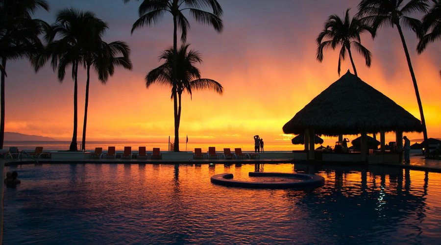 Un bello atardecer desde Marival Resort & Suites en Nuevo Vallarta, Riviera Nayarit.