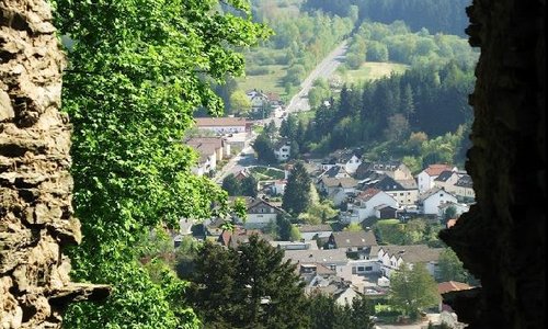 Blick vom Wohnturm auf den Weilsberg