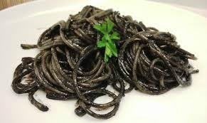 tagliolini fati in casa al nero di seppia con ricci freschissimi