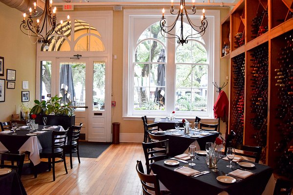 Top 6 Restaurants on Savannah's River Street