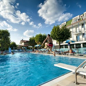 I tuffi nella piscina semi-olimpionica! - Dives in swimming pool!