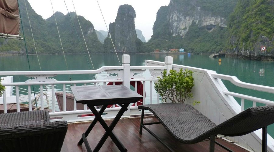 La terrasse  équipée de deux chaises longues et d'une table