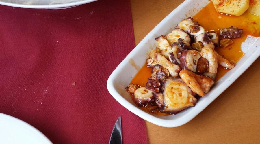 Ensalada con queso y nueces y revuelto de pulpo y gambas!!