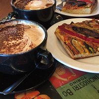 Un capuchino y una pizza