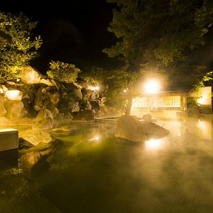 大浴場「楠湯殿」の露天風呂。広々と開放的な露天風呂でのんびりと別府温泉を満喫。