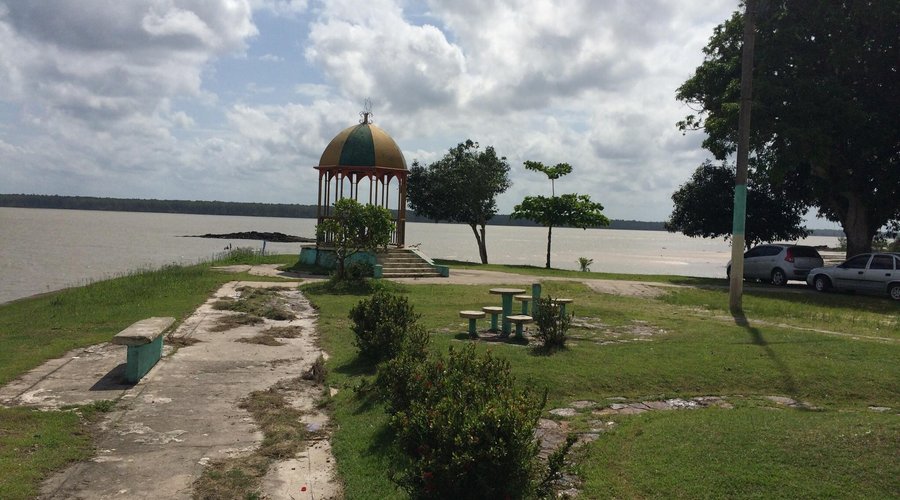 Praça em frente a praia. Na chegada.