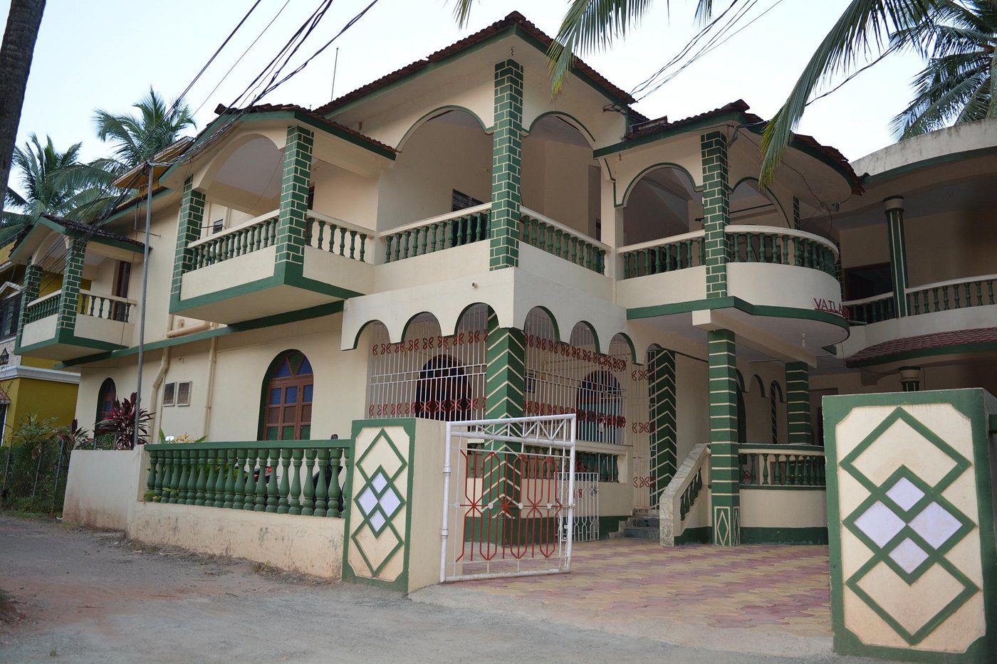 Morjim laxmi guest house. Индия,Северный Гоа,Wenzet Cottages. Шеки Морджим. Аншика гестхаус Индия. Вайланканни.