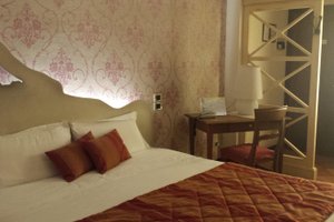 Room & Suite