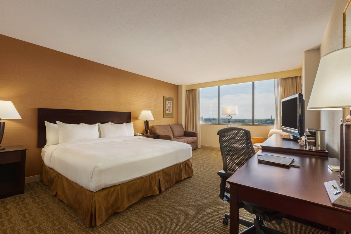 Hilton Fort Wayne - hotel rooms