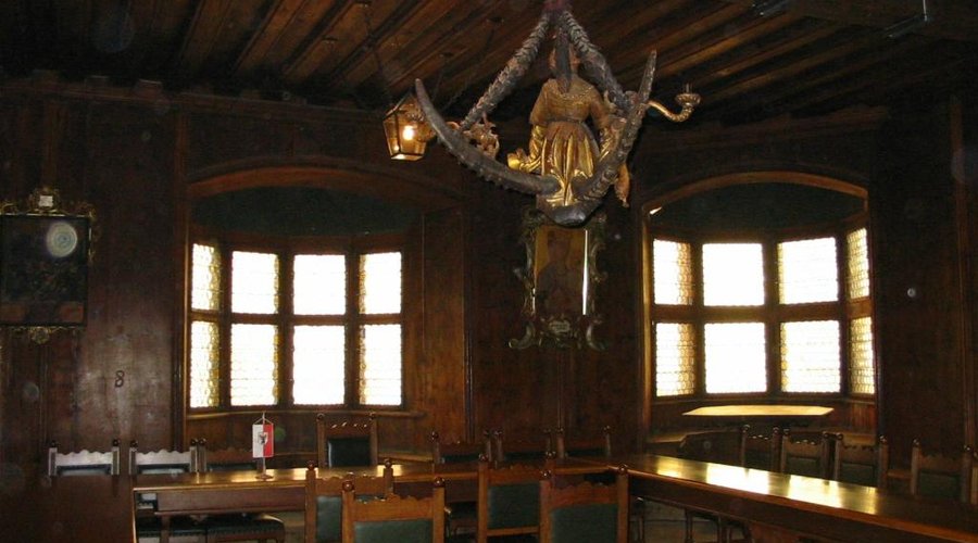 La preziosa Sala Consiliare in legno