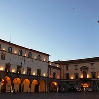 Piazza del Comune, sulla sinistra il palazzo dei Priori