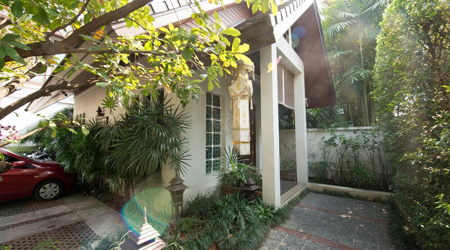 Entrance at the Baan Klang Wiang