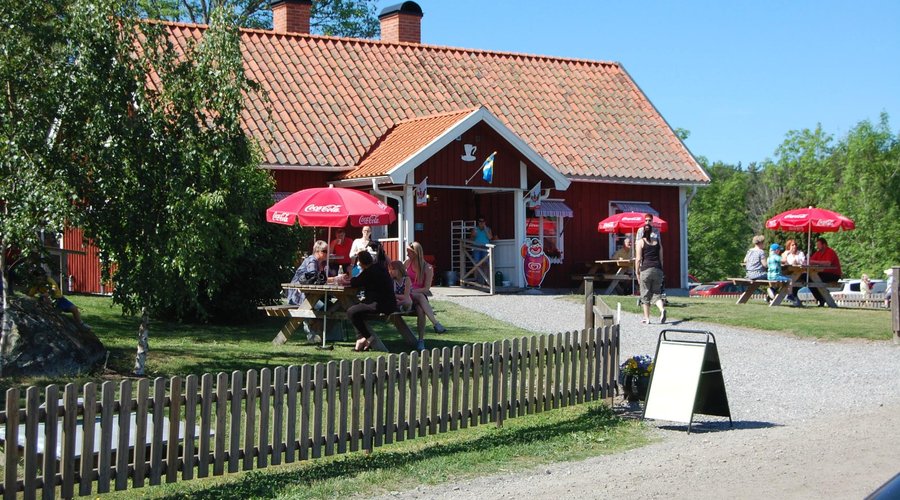 Fiskarfruns Cafe´. Längst ut på S:V Ängsö ligger Fiskarfruns Cafe´ ,Gårdsbutik,Fiskrökeri.