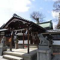 拝殿と奥に本殿