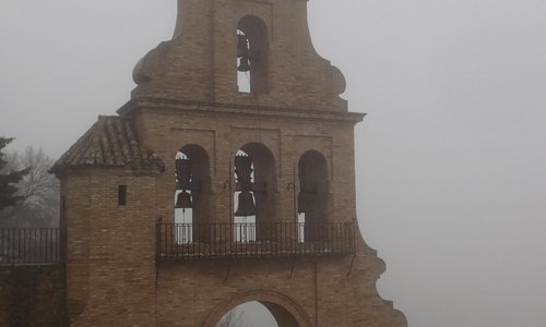 Otra más de la espadaña, en día nublado.