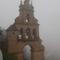 Otra más de la espadaña, en día nublado.