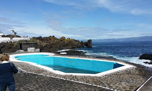 Pile en face du O Rochedo (Santo Antonio sur l'île Pico) une piscine naturelle. Pas très remplie