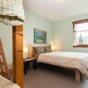 Private Room - Queen Bed, set of Bunks