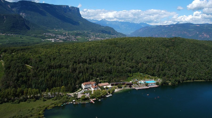 Luftaufnahme Seehotel Sparer direkt am Montiggler See