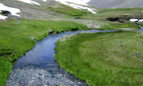 Siguiendo el río llegas a su origen, donde se mezcla con agua caliente que brota de las rojas