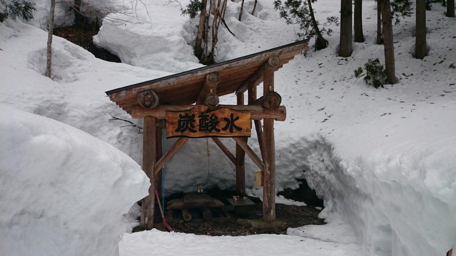 雪の中の天然炭酸水井戸です。