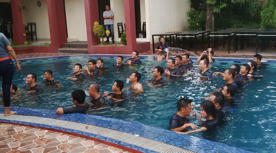 Acara permainan di kolam renang Hotel Accram