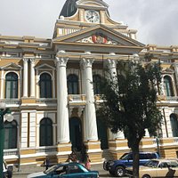 Congreso Plurinacional de Bolivia y tu interesante reloj