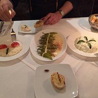 Dreierlei schafskäsecreme, tzaziki und Peperoni in Knoblauch und Wein