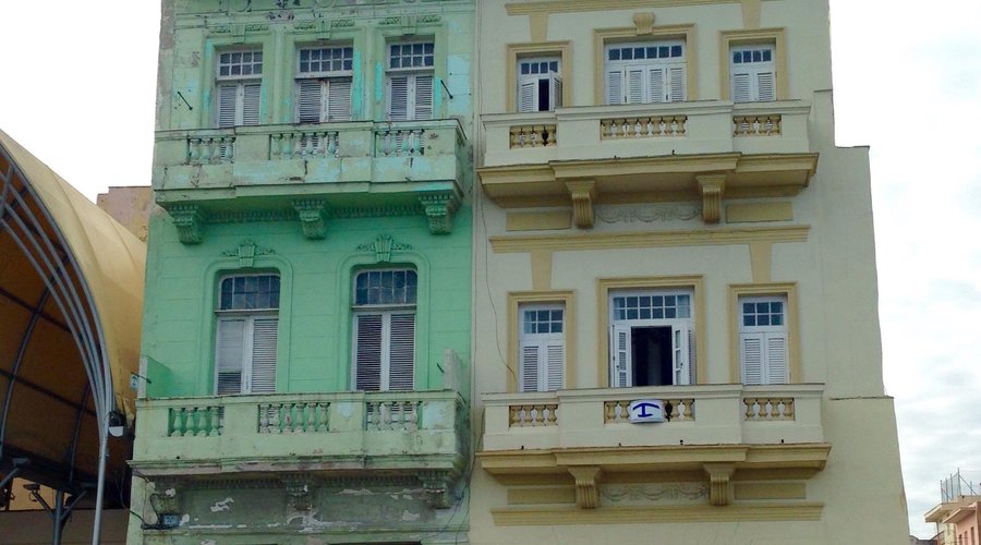 Casa Blanca es en el edificio à la derecha, primer piso