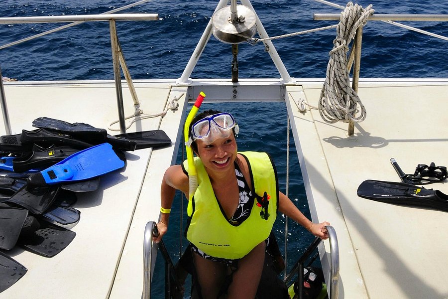 jolly roger catamaran sail & snorkeling roatan honduras